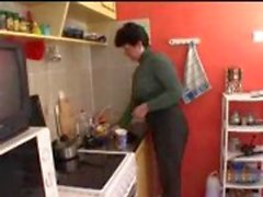 Mãe e filho na cozinha