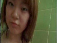 Adolescente asiáticos do Japão tomar um banho quente
