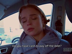 Debt4k. Junge Schuldner mit niedlichem Gesicht denken Sex ist besser als Strafe