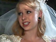 Blondes Braut anal gefickt von einer schwarzen Mann vor der Hochzeit