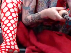 MILF amatoriale a testa rossa con un giocattolo sessuale in webcam show