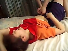 Sexigt barn Hikaru får sin stram putsade fittan sträckes