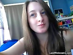 Gravida flicka får nakna och mjölkas sina bröst på webcam