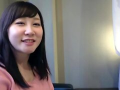 La femme au foyer japonaise mignonne utilise la chatte pour creampie