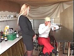 Femme mûre blonde chaude se martelé dure dans le minuscule cuisine reprend éjaculer sur les seins