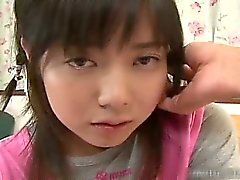 Asiatiska nätt schoolgirlen får en varm