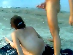 Exposé le sexe sur la plage nudiste