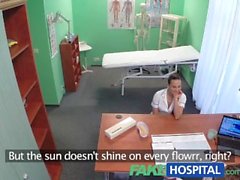 FakeHospital den sexiga ett nytt sjuksköterskan tycker om att arbetat i her nya boss