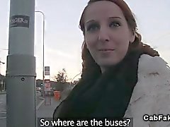 Rotes Haar Laien POV Klopfen gefälschten dem Taxi