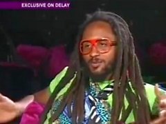 Rappeur de Ghanian Affichage des Interviewer Ses de Dick télévision nationale