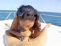 Amina do rai ferrado em um barco.