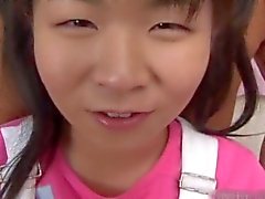 Minúsculas alimento asian adolescentes recebendo seu bichano comi outro1