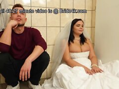 La sposa rimane da sola con uno sconosciuto nel WC bloccato