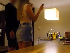 Amateur caché camée baise sur le canapé