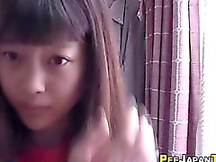 pee teen asiatique et sniff