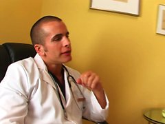 MILF Kayla Synz anal com médico estranho