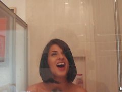 GF pleasuring in the shower and analyzed