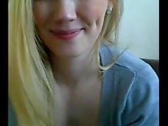 Blond camgirl visar allt