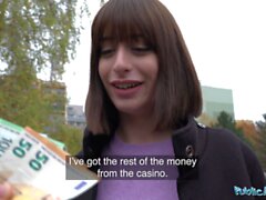 Offentlig agent Gullig italiensk babe erbjuder sexuella gynnar för sina kasino vinster