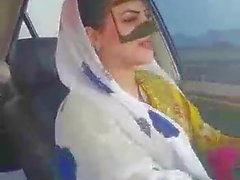 Milf iraní sexy hijab bailando en la ciudad de coche-Ahvaz