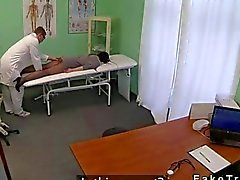 Bébé de joue avec des outil de un massage dans le 0hospital