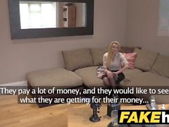 Fake Agent UK Amateur große Titten MILF saugt Hahn für Bargeld auf Casting Couch