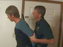 dois policiais masculina smooching chupando pau eo penetrante apertado traseiro ante gozar