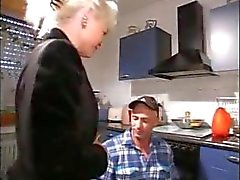 Cachondo abuelita rubia sopla el técnico e se deja follar de la cocina