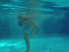 Relaxxxed - Horny Lana et Leny Evil baisent sous l'eau dans la piscine avec des plans rapprochés