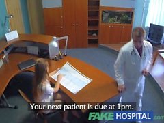 sexe FakeHospital chaud avec médecin et infirmière dans la salle d'attente des patients