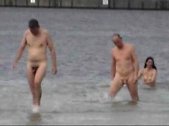 Slim nakenstudie flickors på stranden